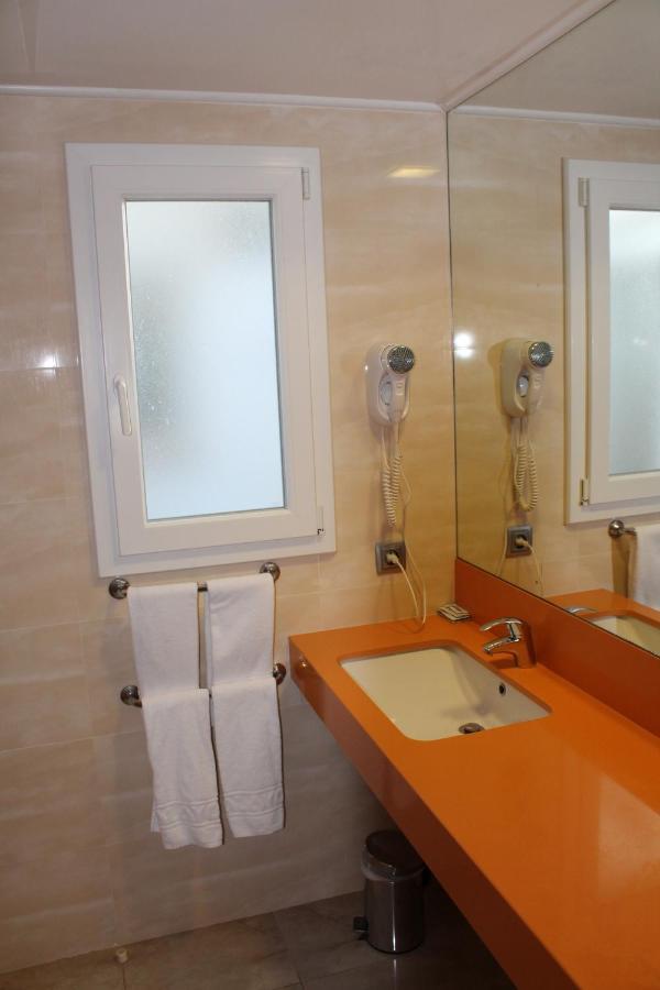 Apartaments Talayot Кала-эн-Бланес Экстерьер фото